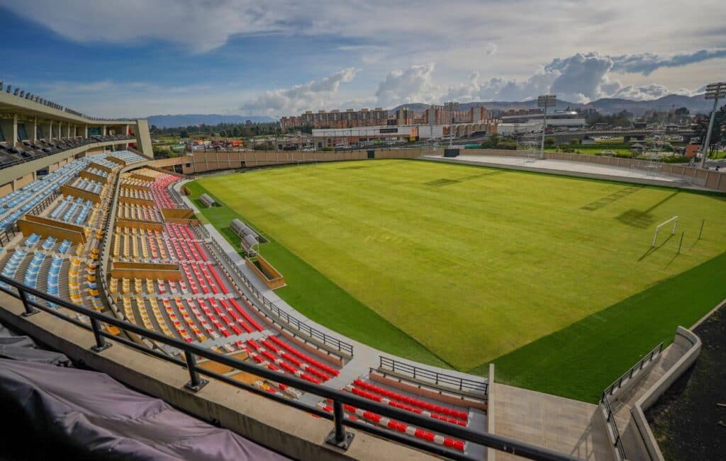 Postes y mástiles para Iluminación en estadio municipal de Mosquera Cundinamarca