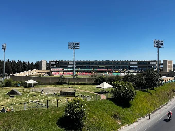 Mástiles y postes para alumbrado en infraestructura deportiva en Mosquera