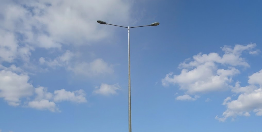 Poste metálico galvanizado de alumbrado público con luminarias LED